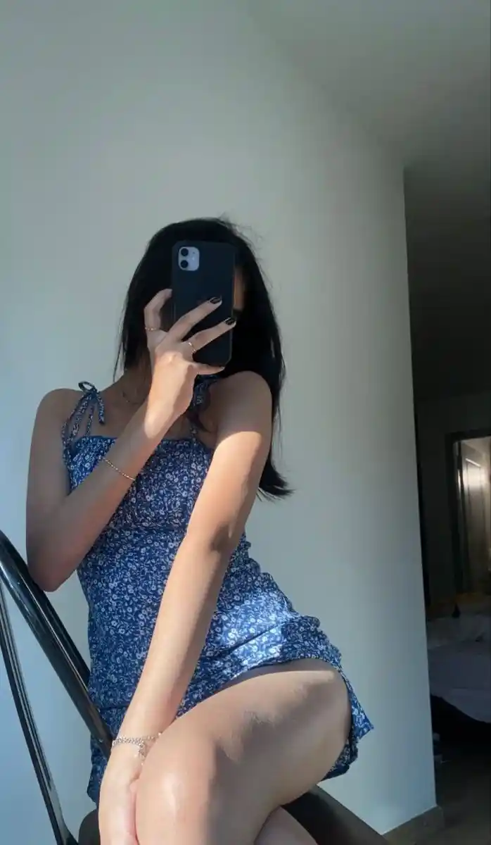 girls-hide-face-pic
