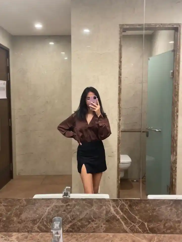 girls-hide-face-pic
