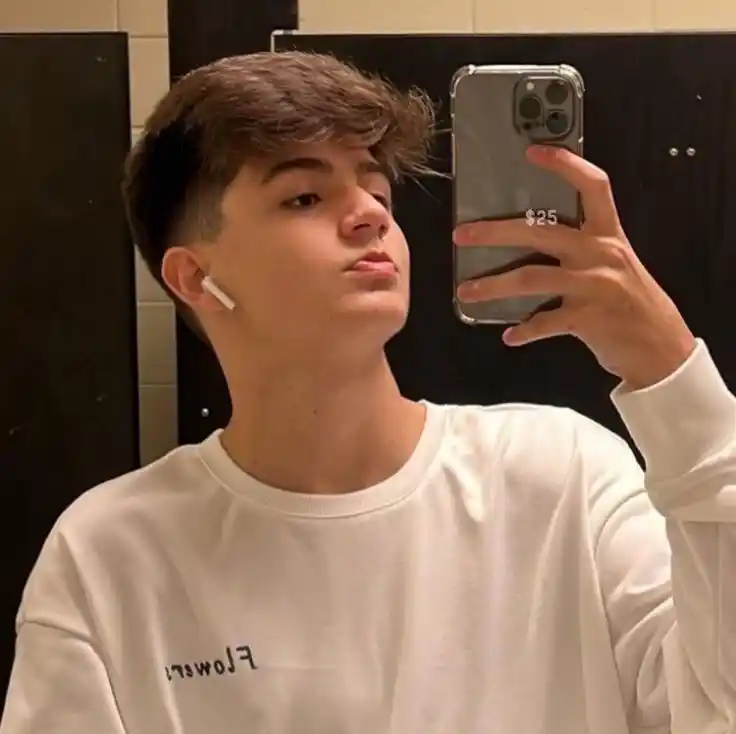 iphone-boys-dp